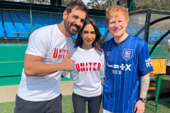 जॉन-अब्राहम-और-एड-शीरन-ने-खेला-फुटबॉल-मैच,-बोले&कुछ-लड़कों-से-हाई-फाइव-किया…