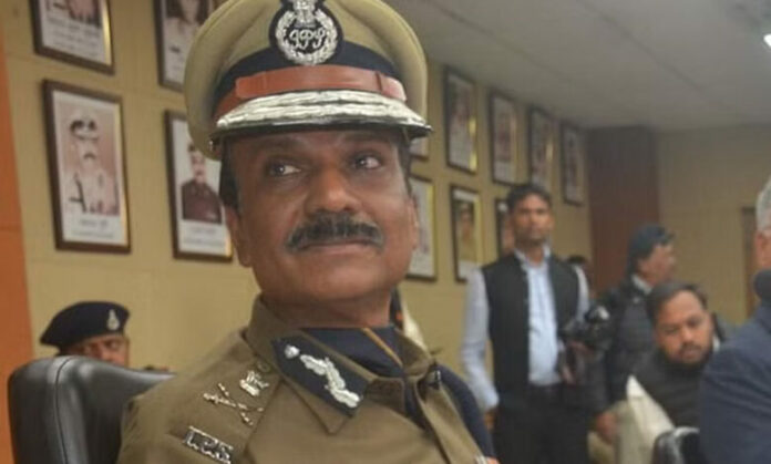 डीजीपी-ने-भारतीय-पुलिस-सेवा-के-पदोन्नत-अधिकारियों-को-लगाई-रैंक