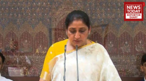 दिवंगत उपमुख्यमंत्री अजित पवार की पत्नी और राज्यसभा सांसद सुनेत्रा पवार महाराष्ट्र की पहली महिला उपमुख्यमंत्री बन गई हैं। लोक भवन में आयोजित समारोह में राज्यपाल आचार्य देवव्रत ने सुनेत्रा पवार को उपमुख्यमंत्री पद और गोपनीयता की शपथ दिलाई। इससे पहले राष्ट्रवादी कांग्रेस पार्टी (NCP) की विधायक दल की बैठक में उन्हें नेता चुना गया। इस ऐतिहासिक मौके पर पार्टी नेताओं और समर्थकों की बड़ी संख्या में मौजूदगी रही। #हैशटैग: #सुनेत्रा_पवार #महाराष्ट्र_राजनीति #उपमुख्यमंत्री #NCP #शपथ_समारोह #लोकभवन #ब्रेकिंग_न्यूज़ #राजनीतिक_खबर